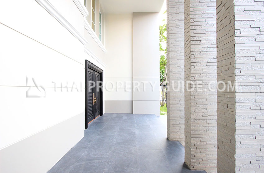 House with Private Pool in Sukhumvit 